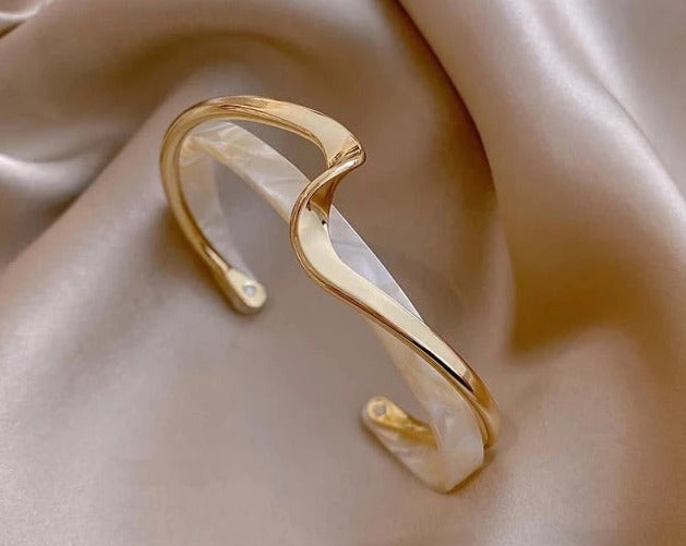 Simple White Shellfish Metal Bangle