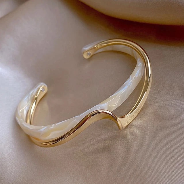 Simple White Shellfish Metal Bangle